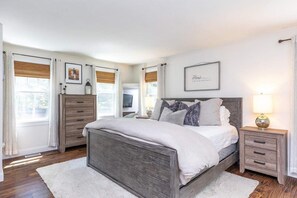 4 bedrooms, iron/ironing board, travel crib, free WiFi