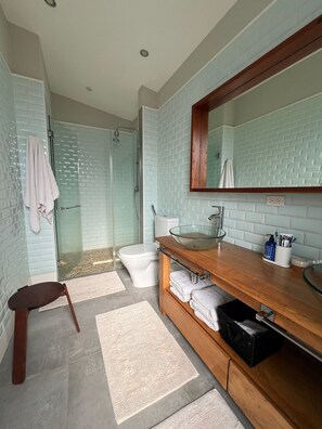 Shower, hair dryer, towels, soap - 4-6 guests, 5 Beds / 2.5 Baths • Private Villa / Beachfront Pool & Club (Las Escobas del Venado)