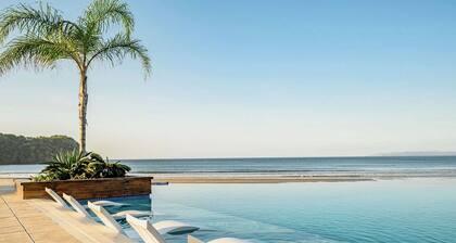 4-6 guests, 5 Beds / 2.5 Baths • Private Villa / Beachfront Pool & Club