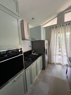 Refrigerador, microondas, horno y parrilla de estufa