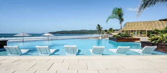 4-6 guests, 5 Beds / 2.5 Baths • Private Villa / Beachfront Pool & Club