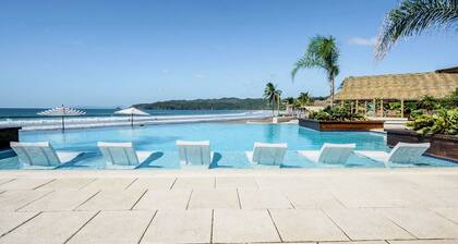 4-6 guests, 5 Beds / 2.5 Baths • Private Villa / Beachfront Pool & Club