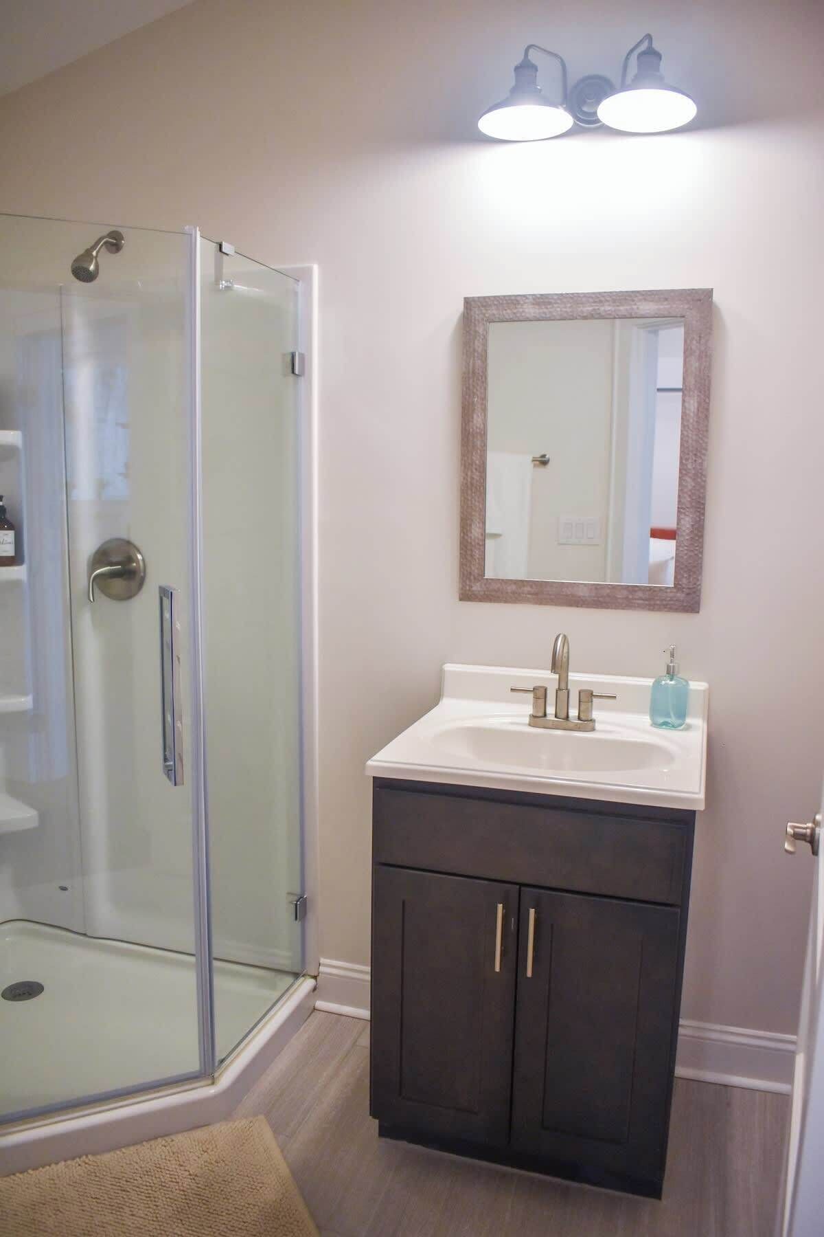 Een douche, een haardroger, handdoeken, zeep