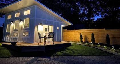 ✨ Steps from the Swamp Rabbit Trail, Tandem Coffee, Topsoil and more.