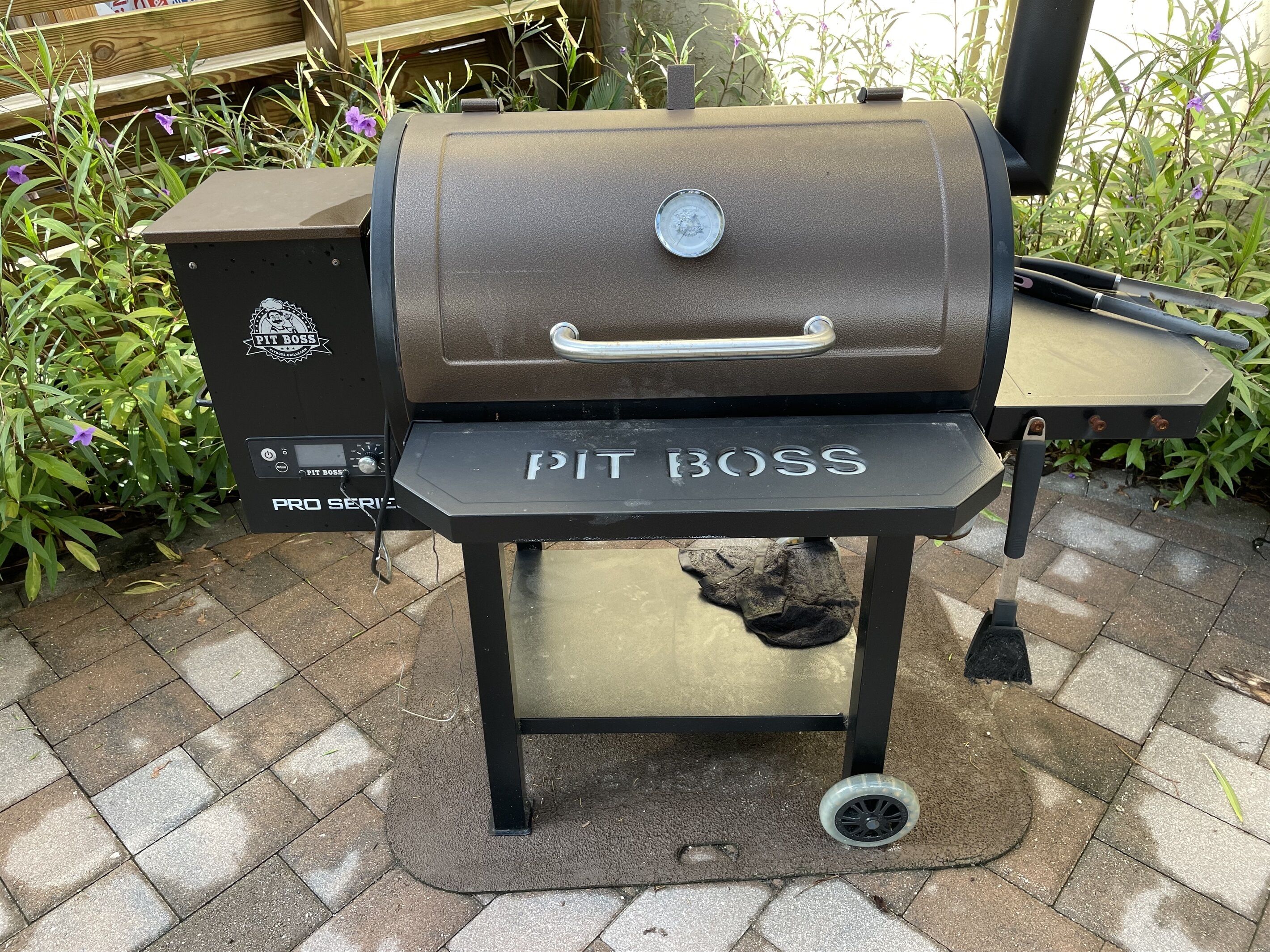 En Pit Boss PRO Series grill, der kan tages med, med metalhåndtag og etiket på fronten.