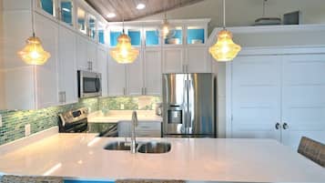 KĂŒhlschrank, Mikrowelle, Ofen, Herdplatte