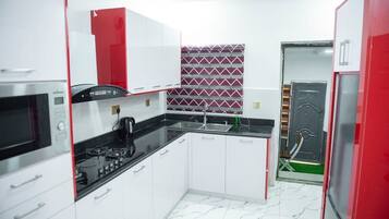 House | Dapur peribadi | Peti sejuk, ketuhar gelombang mikro, ketuhar, dapur