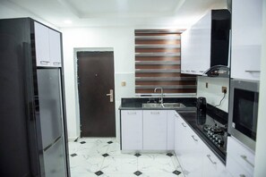 Maison | Cuisine privée | Réfrigérateur, four à micro-ondes, un four, surface de cuisson