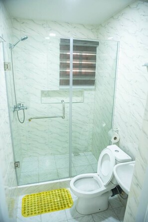 Maison | Salle de bain | Baignoire et douche séparées, baignoire profonde, séchoir à cheveux