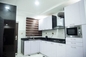 Private kitchen - Furnished 3 Bedrooms Apartment With Wifi (Abuja)