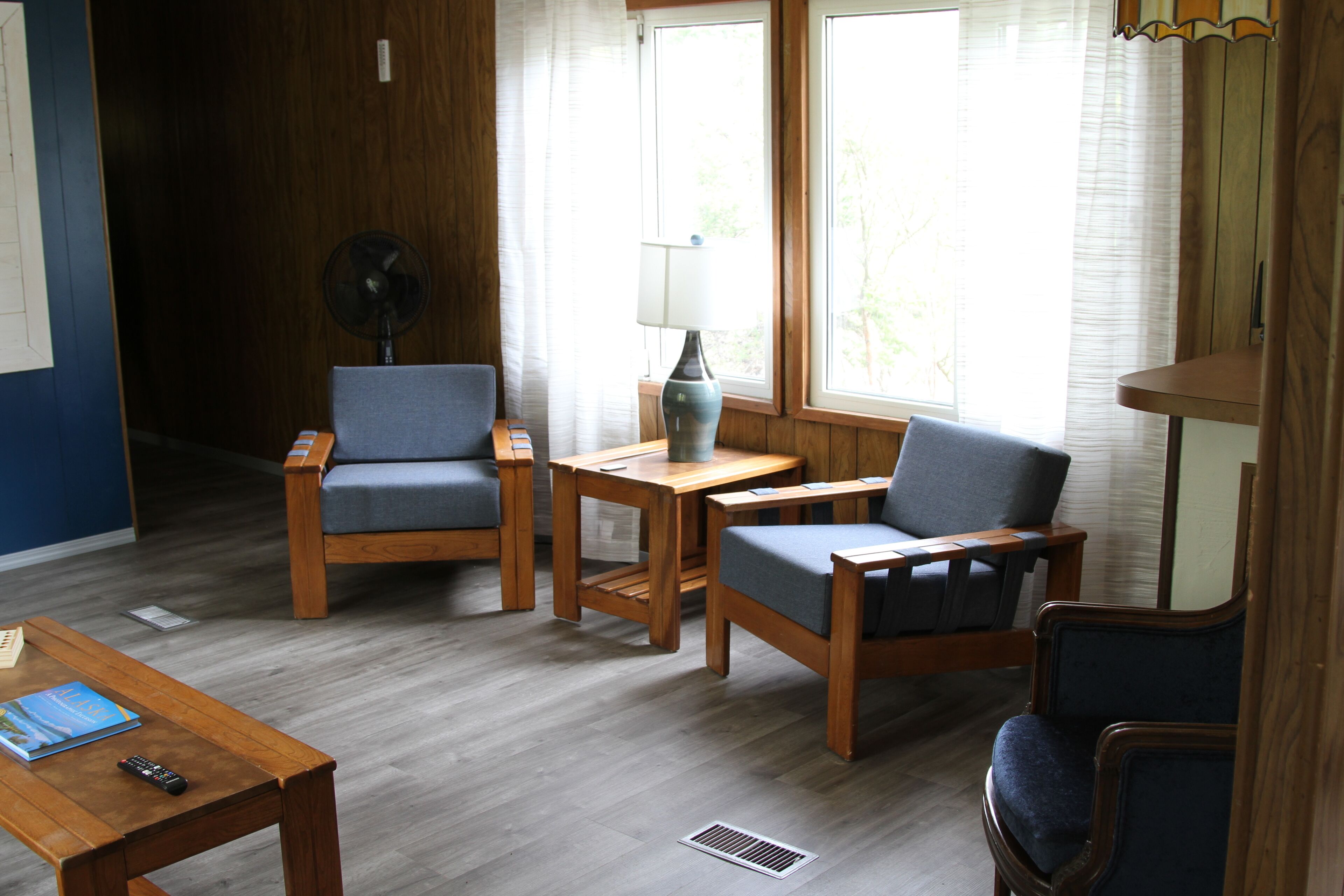 Signature Suite, 2 Bedrooms, Kitchen, Mountain View | Living area | 32-inch Smart TV with digital channels, streaming services