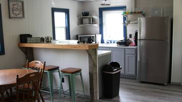 Signature Suite, 2 Bedrooms, Kitchen, Mountain View | Free WiFi, bed sheets