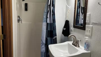 Regadera, toallas, jabón, papel de baño