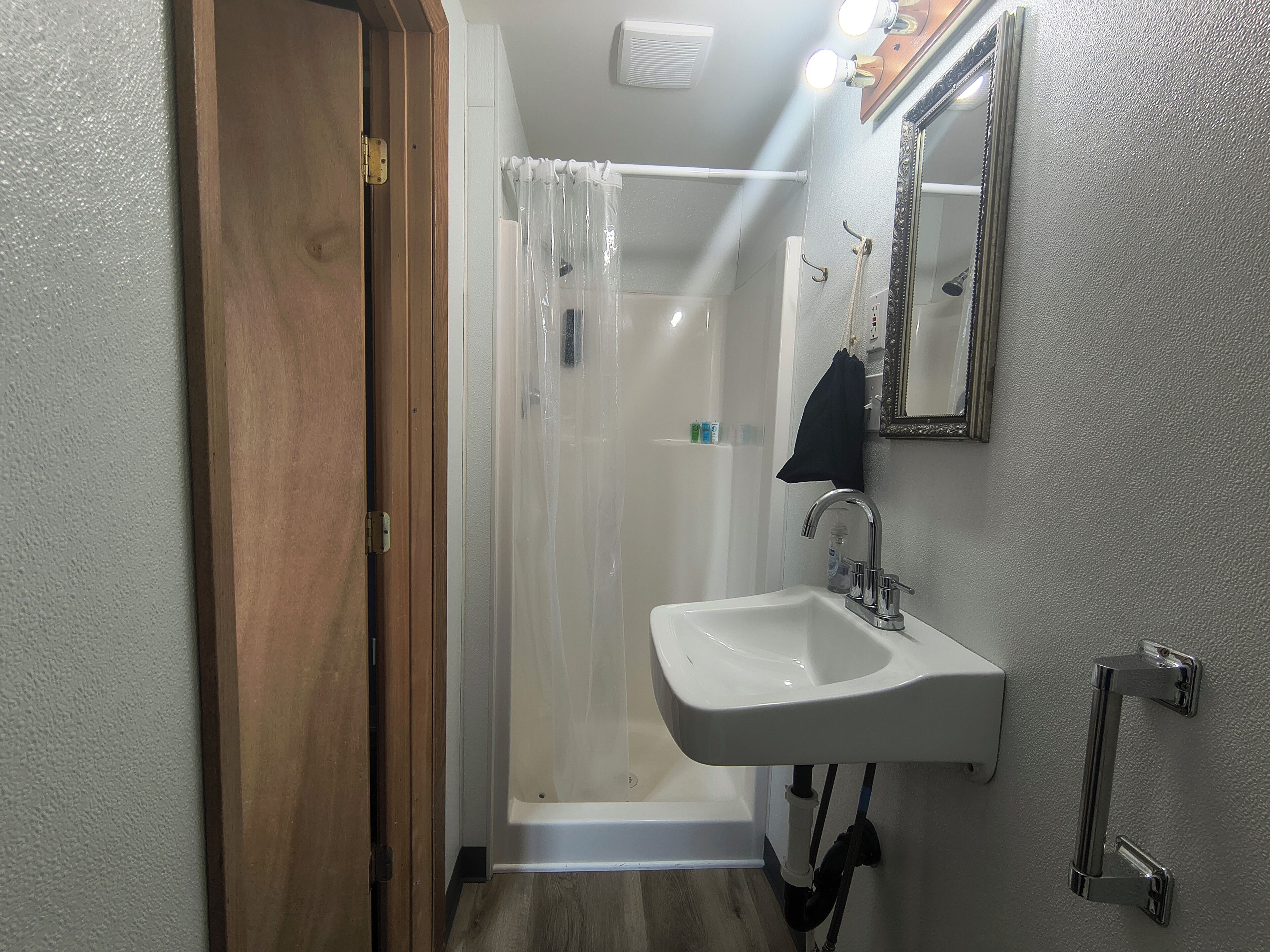 Chambre de base double, 1 lit double | Accès au Wi-Fi (inclus), literie fournie