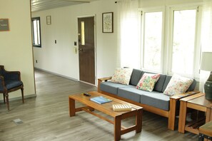 特色套房, 2 間臥室, 廚房, 山景 | 起居區 | 32-吋智慧型電視、數位頻道、串流服務