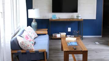 Signature Suite, 2 Bedrooms, Kitchen, Mountain View | Living area | 32-inch Smart TV with digital channels, streaming services