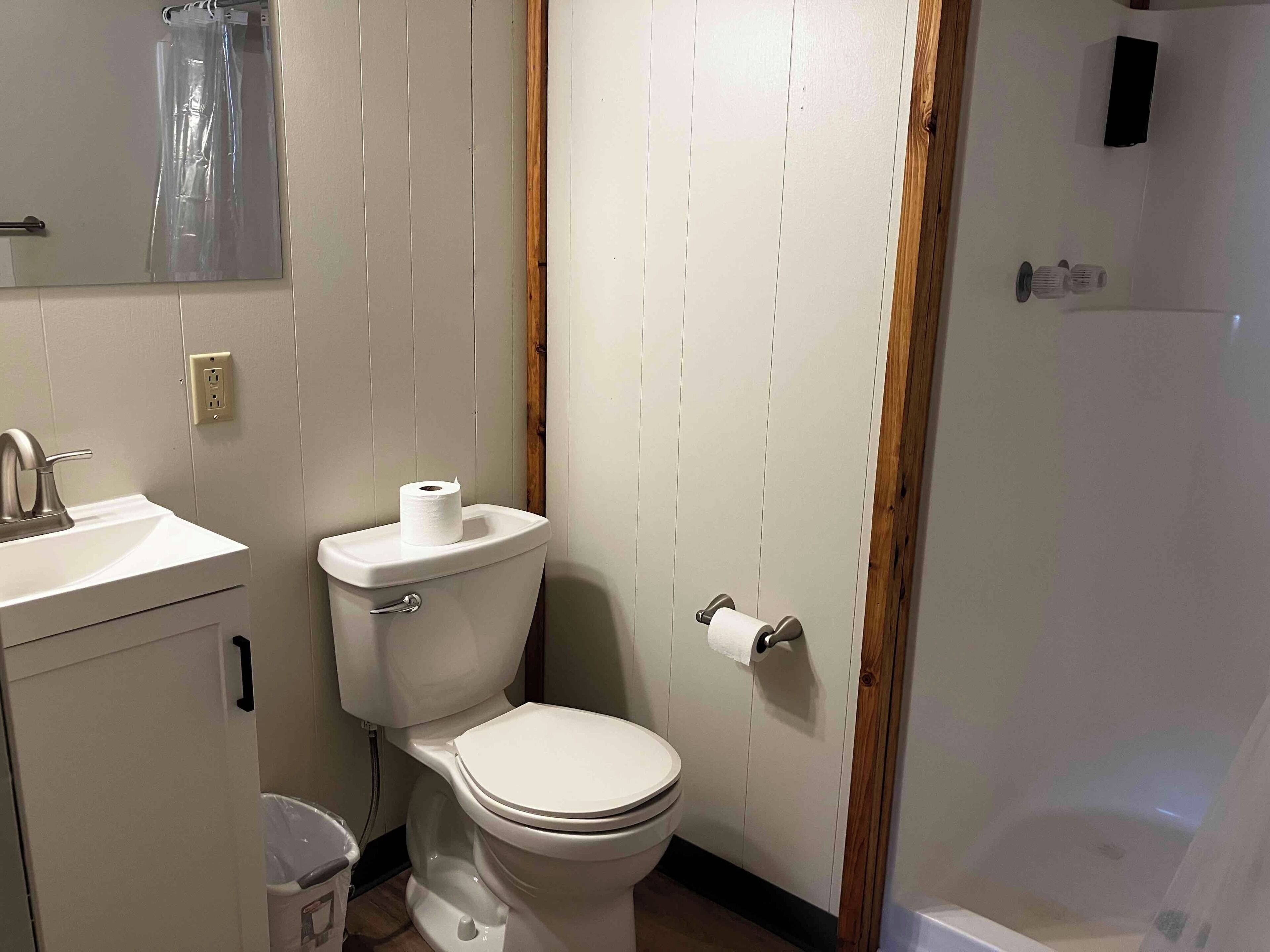 Quarto casal básico, 2 camas de casal | Wi-Fi de cortesia, roupa de cama