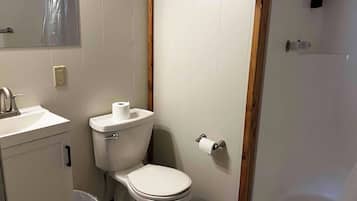 Quarto casal básico, 2 camas de casal | Wi-Fi de cortesia, roupa de cama