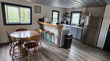 Signature Suite, 2 Bedrooms, Kitchen, Mountain View | WiFi (free), bed sheets