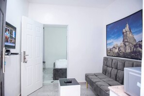 Huoneisto | Olohuone | 30–tuumainen televisio, jossa digitaalikanavat