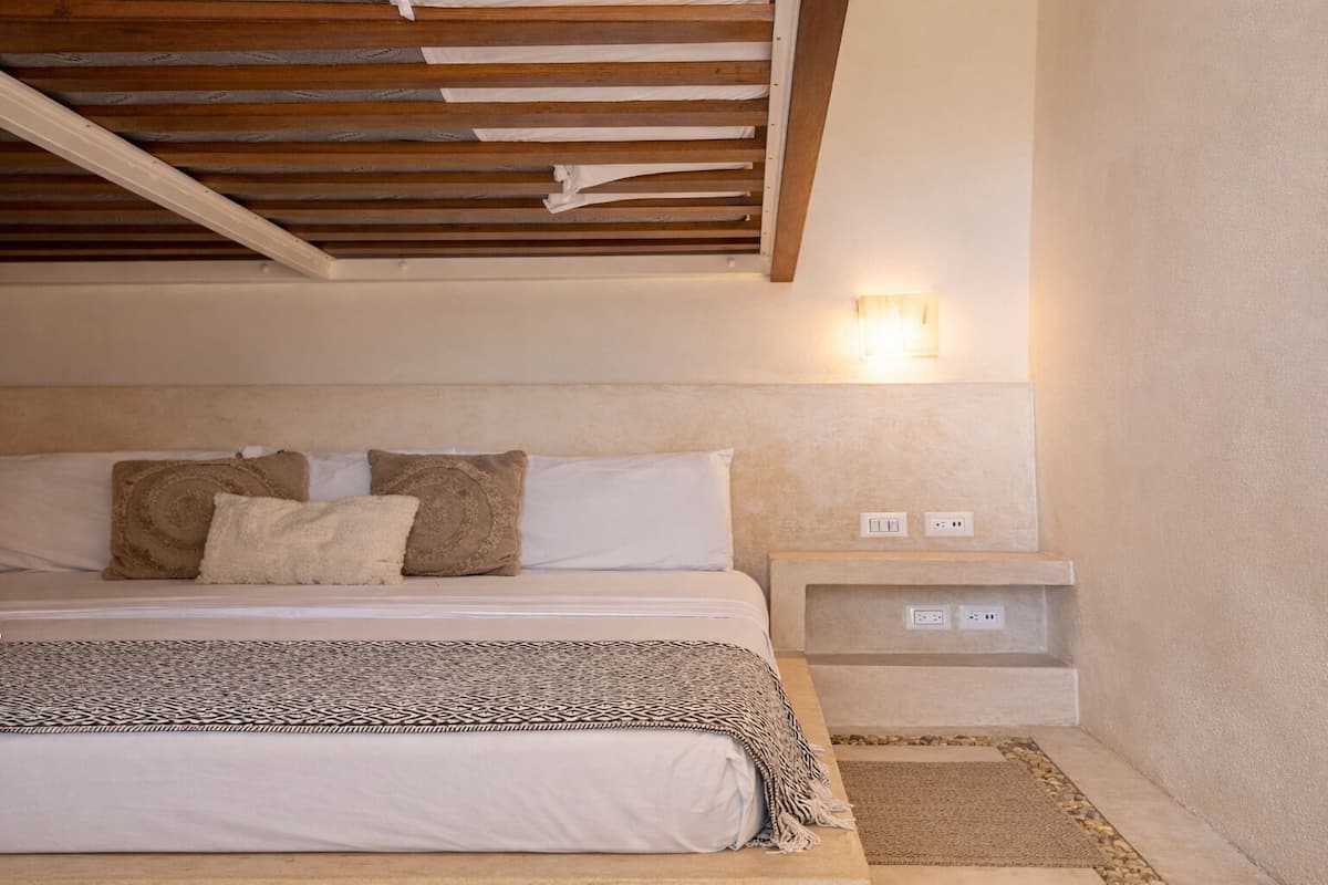 Peralatan tempat tidur premium, gebar bulu kapas, peti besi dalam bilik 