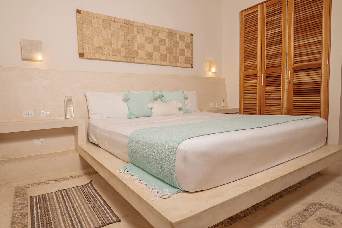 Peralatan tempat tidur premium, gebar bulu kapas, peti besi dalam bilik 