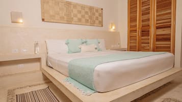 Een slaapkamer met een bed, nachtkastjes, een aan de muur hangend kunstwerk en een houten garderobe.