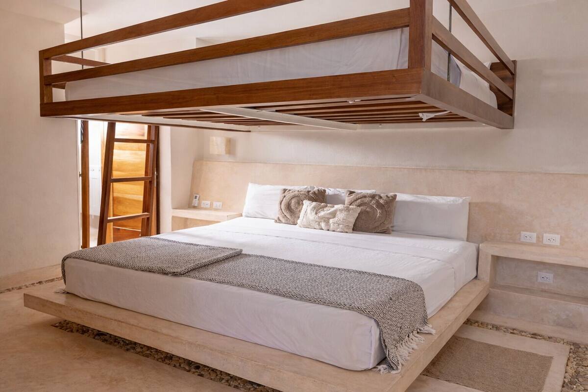 Peralatan tempat tidur premium, gebar bulu kapas, peti besi dalam bilik 