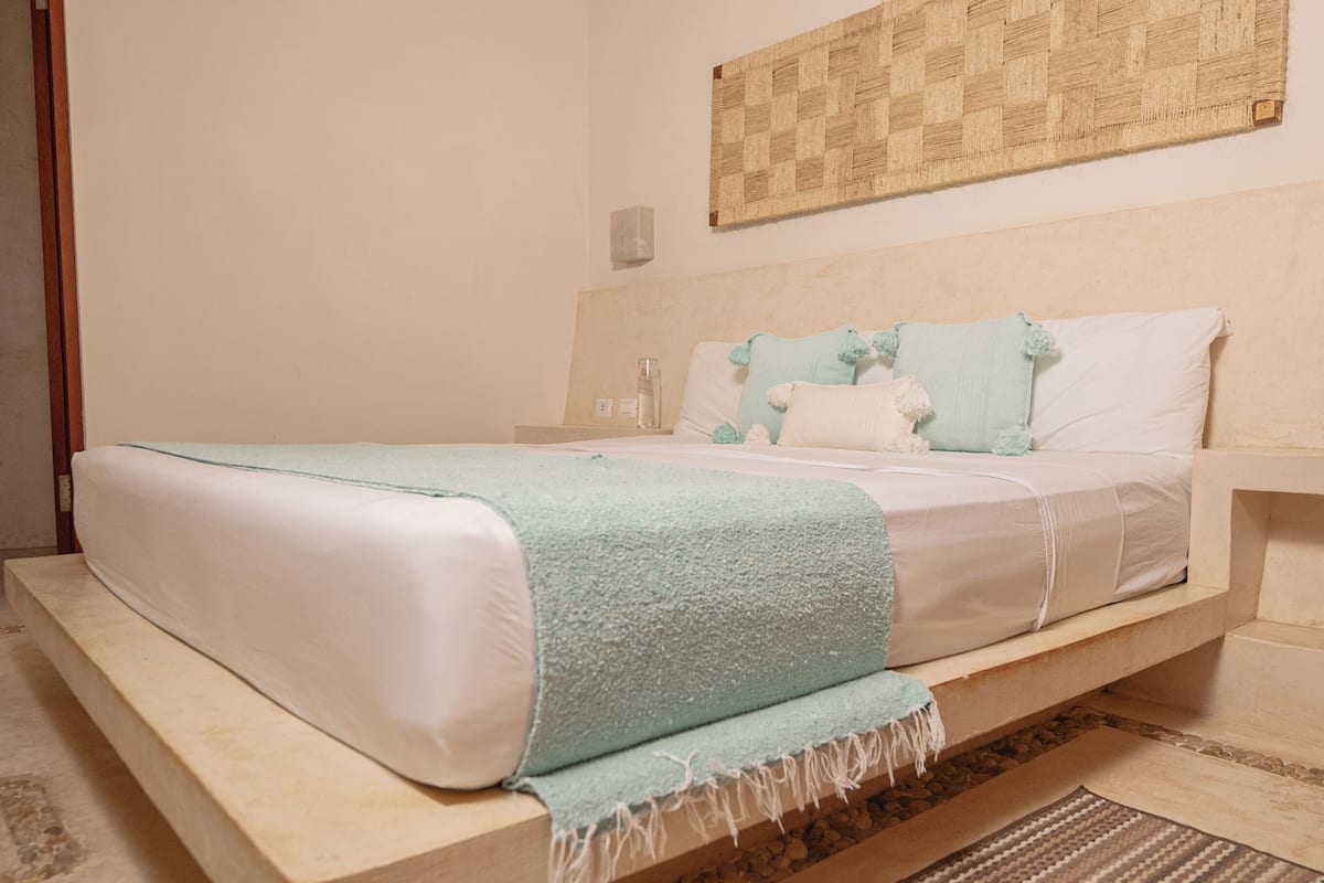 Peralatan tempat tidur premium, gebar bulu kapas, peti besi dalam bilik 