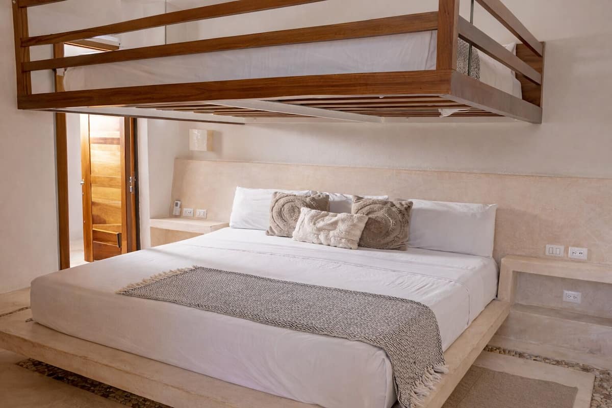 Peralatan tempat tidur premium, gebar bulu kapas, peti besi dalam bilik 