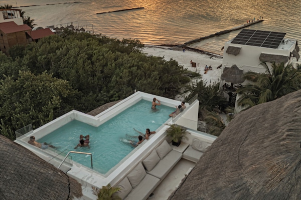 Piscina a l'aire lliure (horari: 08:00-21:00) i gandules