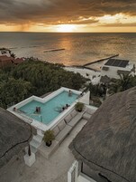 Útilaug, opið kl. 08:00 til kl. 21:00, sólstólar