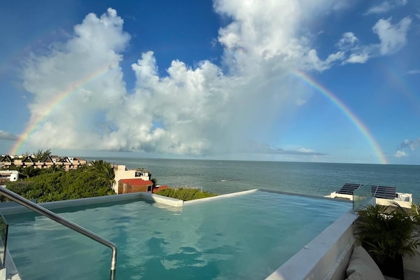 AuĂenpool, geöffnet von 08:00 Uhr bis 21:00 Uhr, LiegestĂŒhle