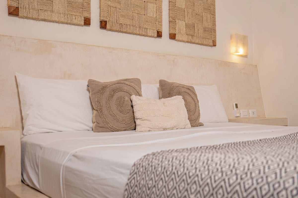 Peralatan tempat tidur premium, gebar bulu kapas, peti besi dalam bilik 