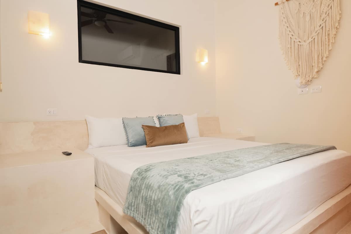 Peralatan tempat tidur premium, gebar bulu kapas, peti besi dalam bilik 
