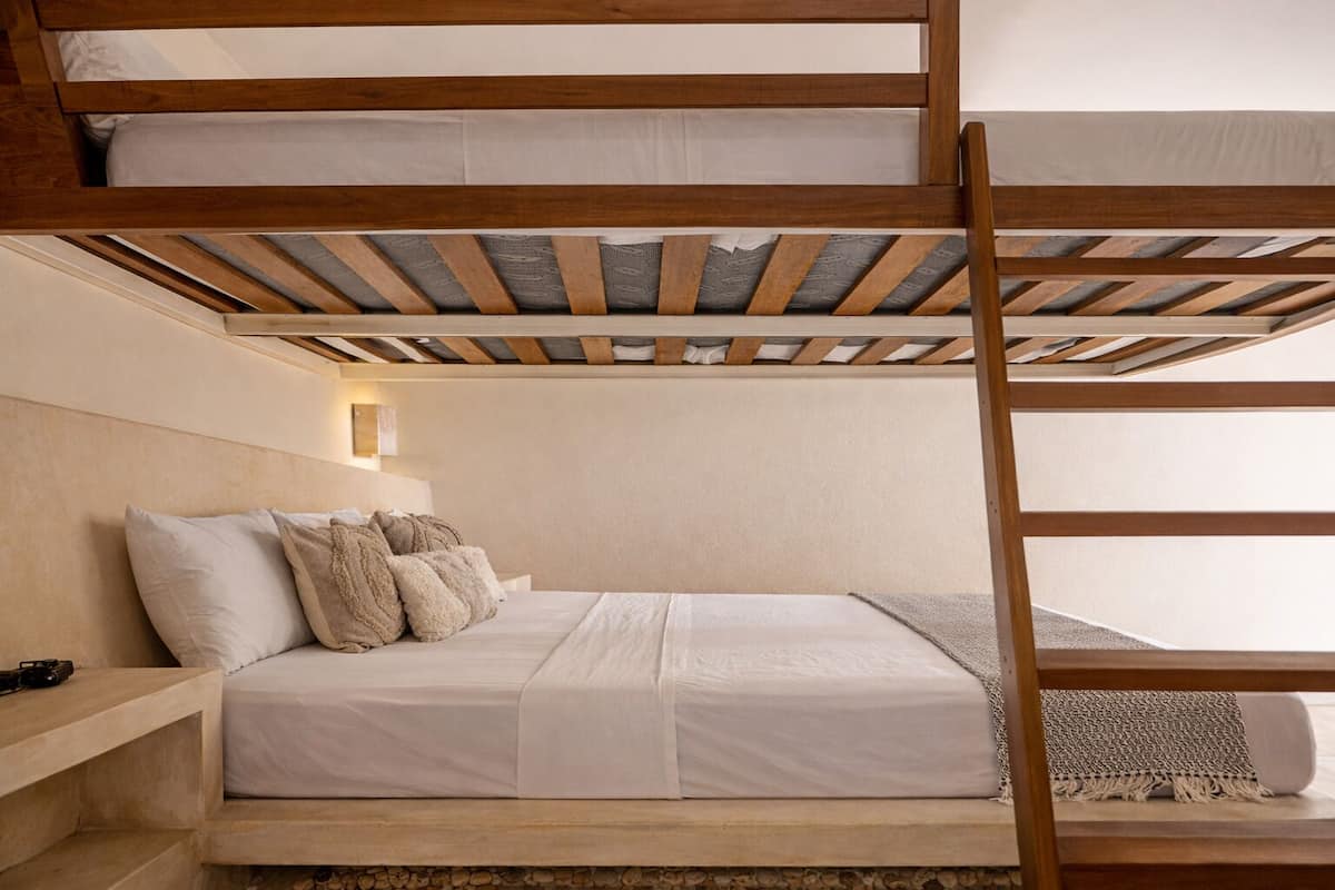 Peralatan tempat tidur premium, gebar bulu kapas, peti besi dalam bilik 
