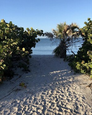 Beach nearby, sun loungers, beach towels - CaptiVista! Your dream waterfront escape! Rustic luxury with unbelievable views! (North Captiva Island)