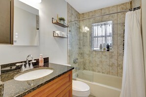 Ensemble douche/baignoire, sèche-cheveux, serviettes fournies, savon