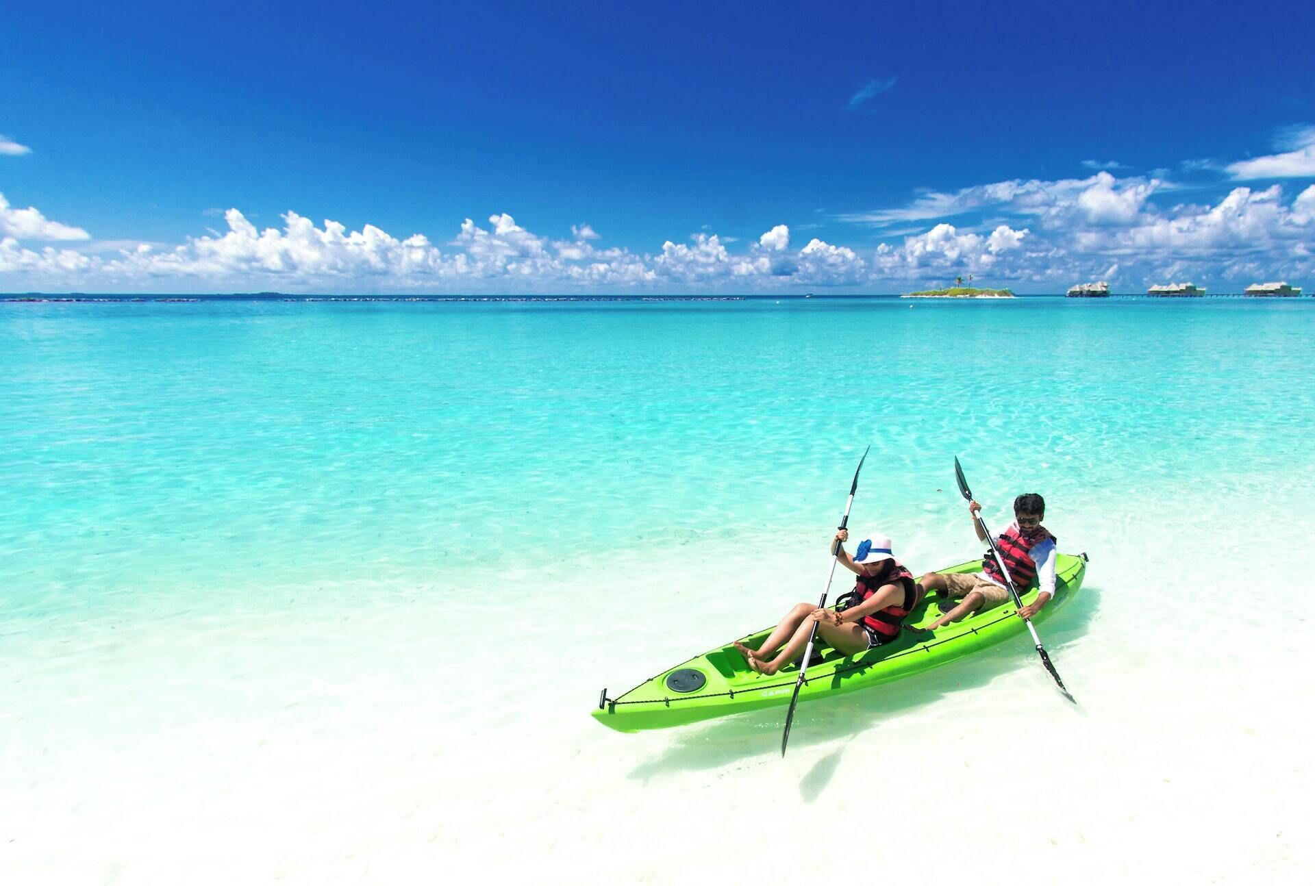 Plage à proximité, chaises longues, serviettes de plage