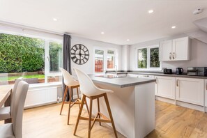 Comfort House, 3 Bedrooms, Non Smoking | Private kitchen