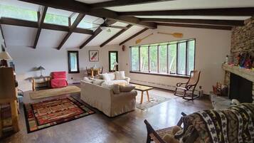 Smart TV, fireplace, DVD player, stereo