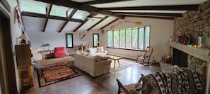 Smart-TV, Kamin, DVD-Player, Stereoanlage