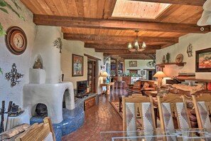 TV, fireplace, books - ‘Riverheart Retreat’ - One-of-a-Kind Villa! (Buena Vista)