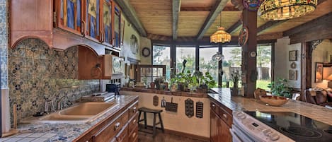 Utensilios de cocina, condimentos y comedor