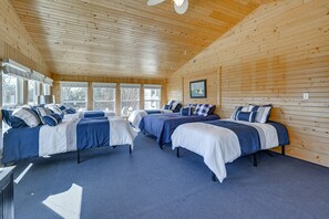 8 sovrum, strykjärn/strykbräda, resesäng och internet