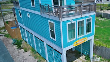 Une maison à deux étages dotée d’un balcon et d’une enseigne indiquant « Paradis des ananas ».