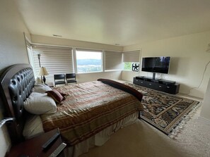 5 bedrooms, desk, iron/ironing board, WiFi