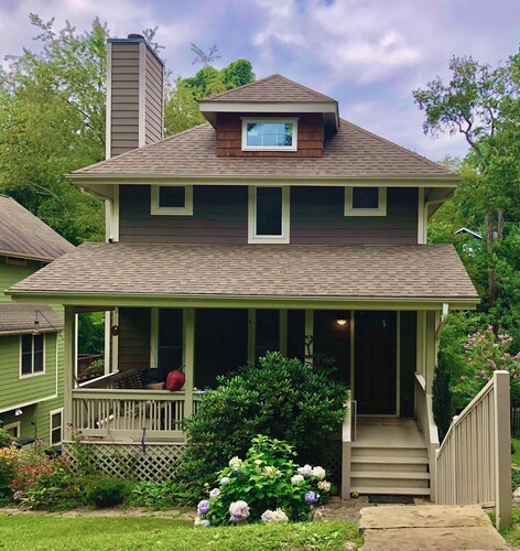 Charming Montford FIVE ★ — Comfortable & Quiet — WALK Downtown