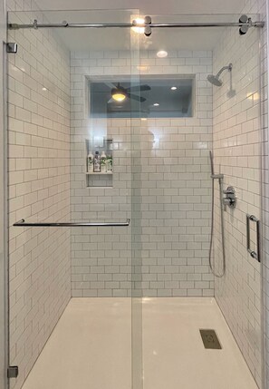 Een douche, een haardroger, handdoeken, zeep