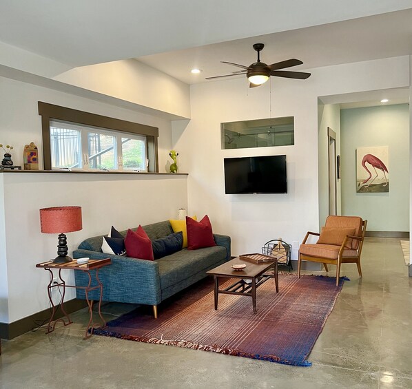 Smart TV, books, stereo - Charming Montford FIVE ★ — Comfortable & Quiet — WALK Downtown (Asheville)